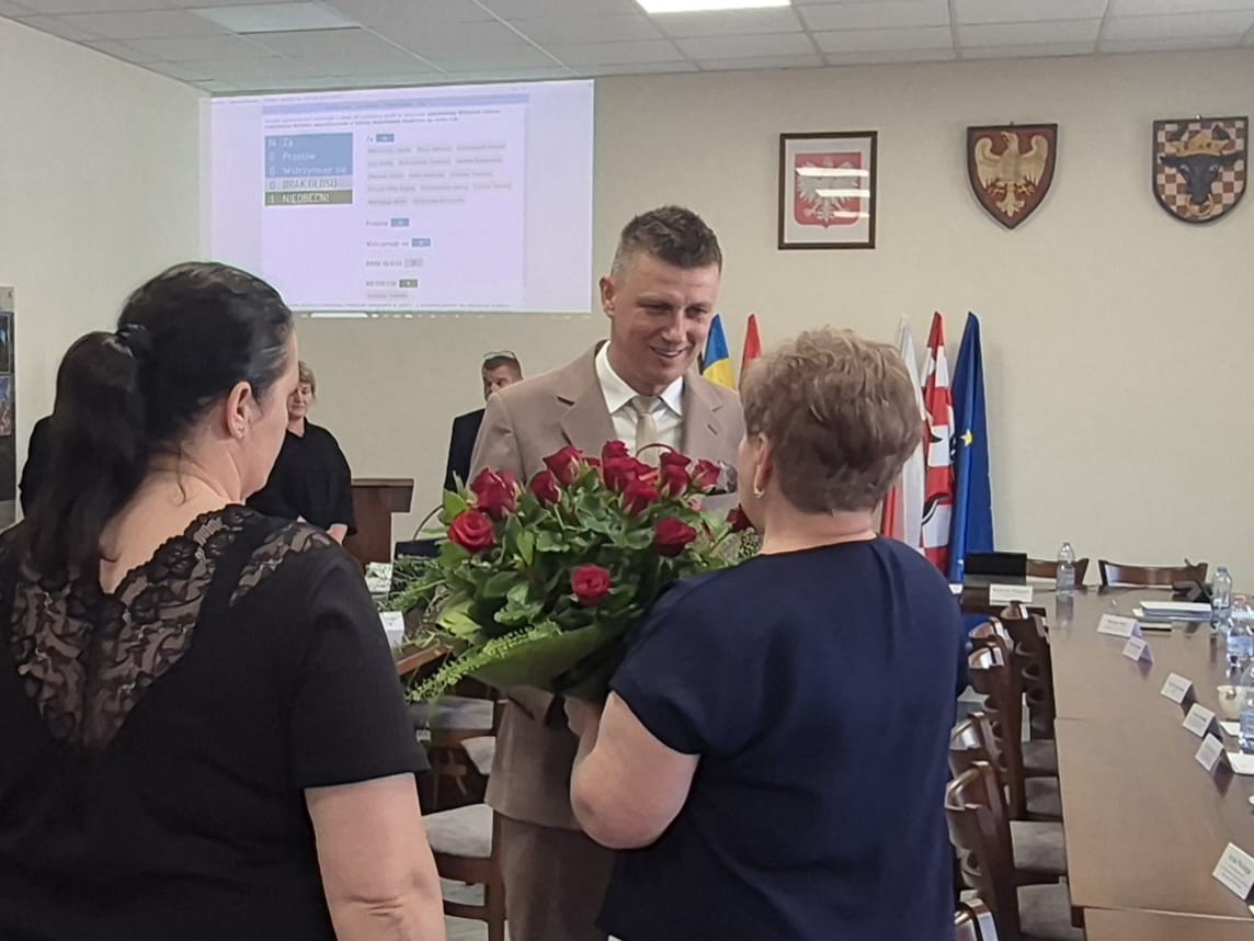 Radne Gminy Godziesze Wielkie wręczają Wójtowi Gminy bukiet